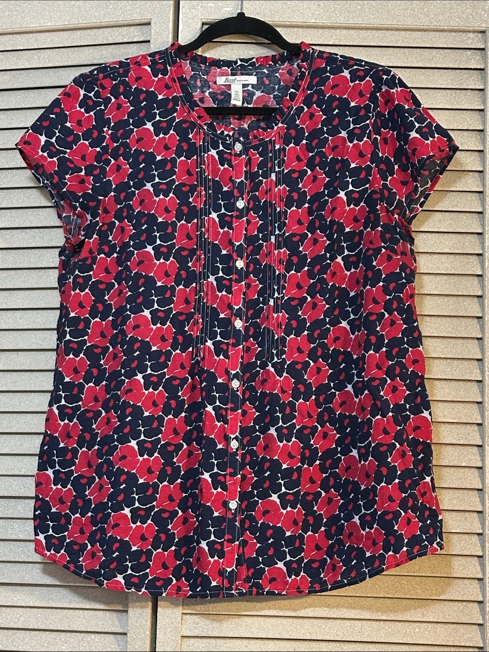 G.H. Bass & Co. Red and Navy Floral Pintuck Cap-Sleeve Blouse